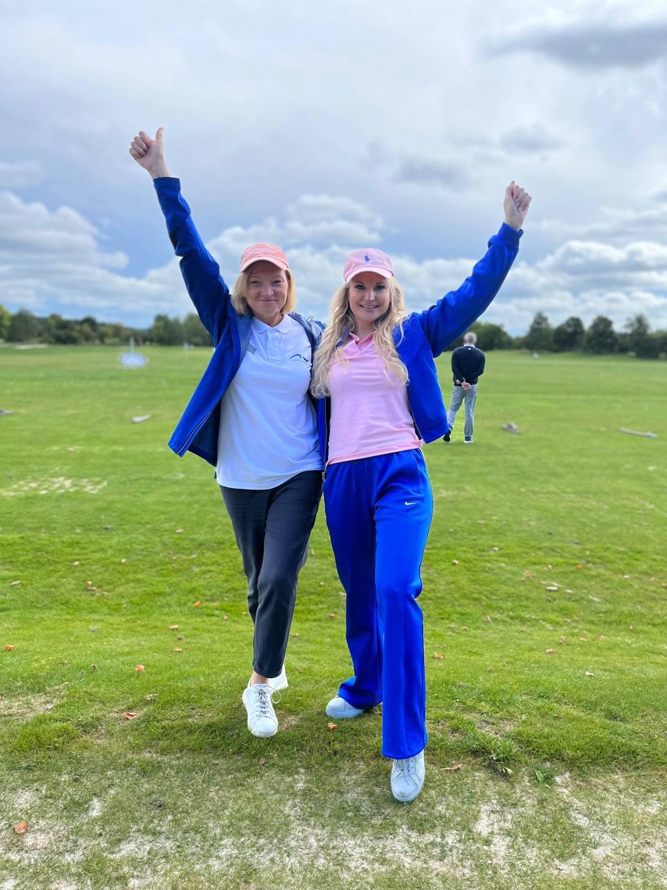 Operators collaborating in a working session